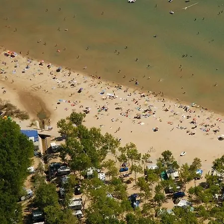 Апартаменты Beachfront Лопар