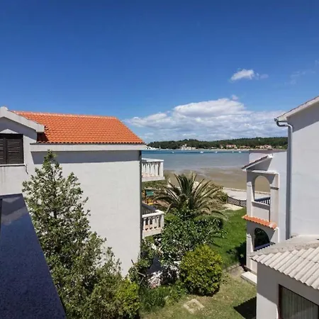 Beachfront דירה *