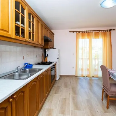 Beachfront Лопар